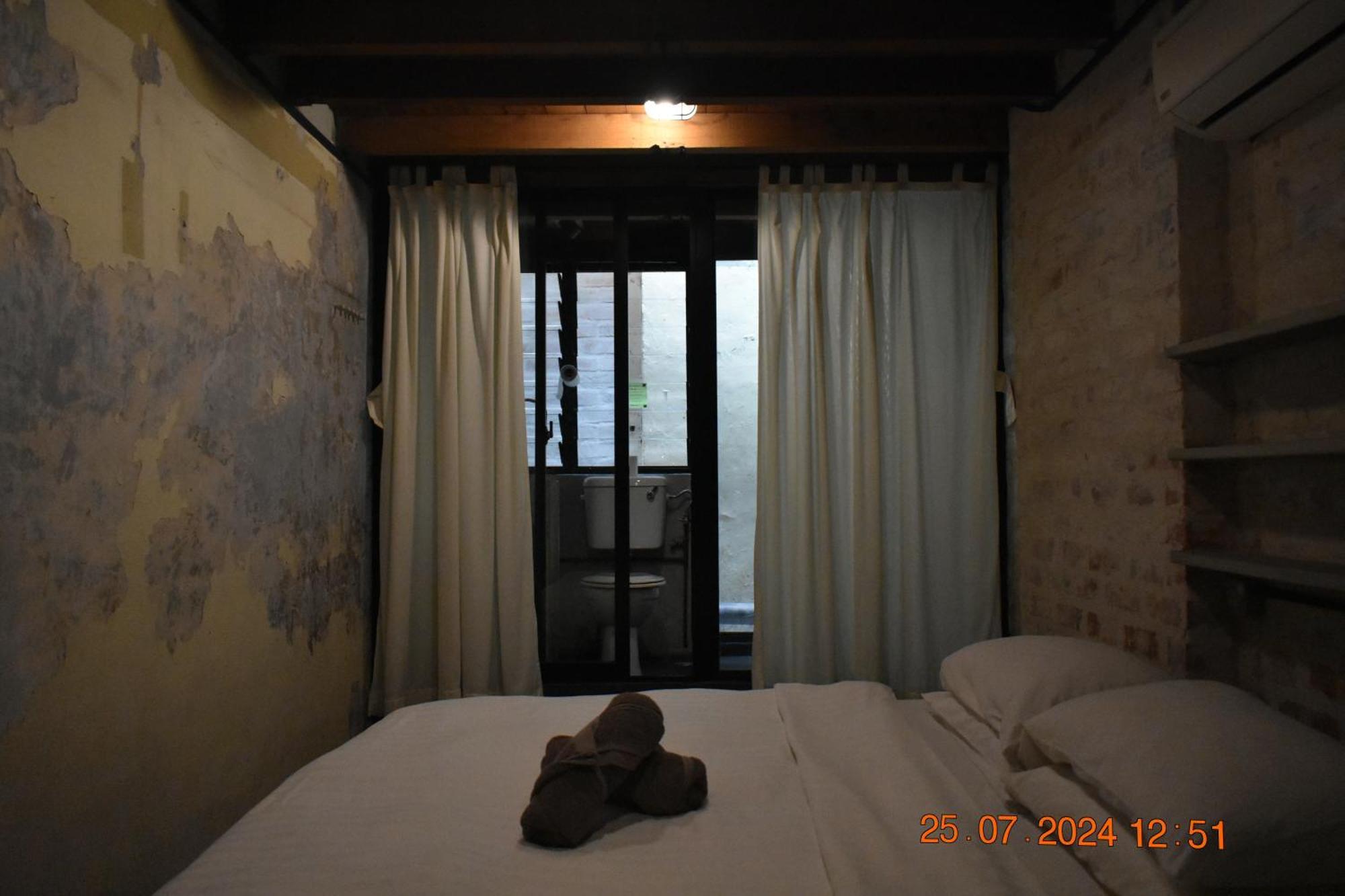 Frenz Republic - Self Check In Hotel George Town Room photo