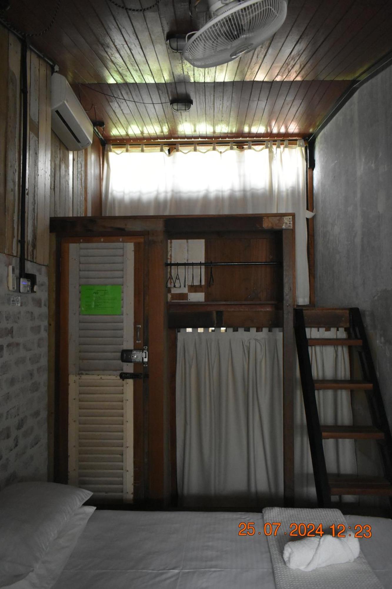 Frenz Republic - Self Check In Hotel George Town Room photo